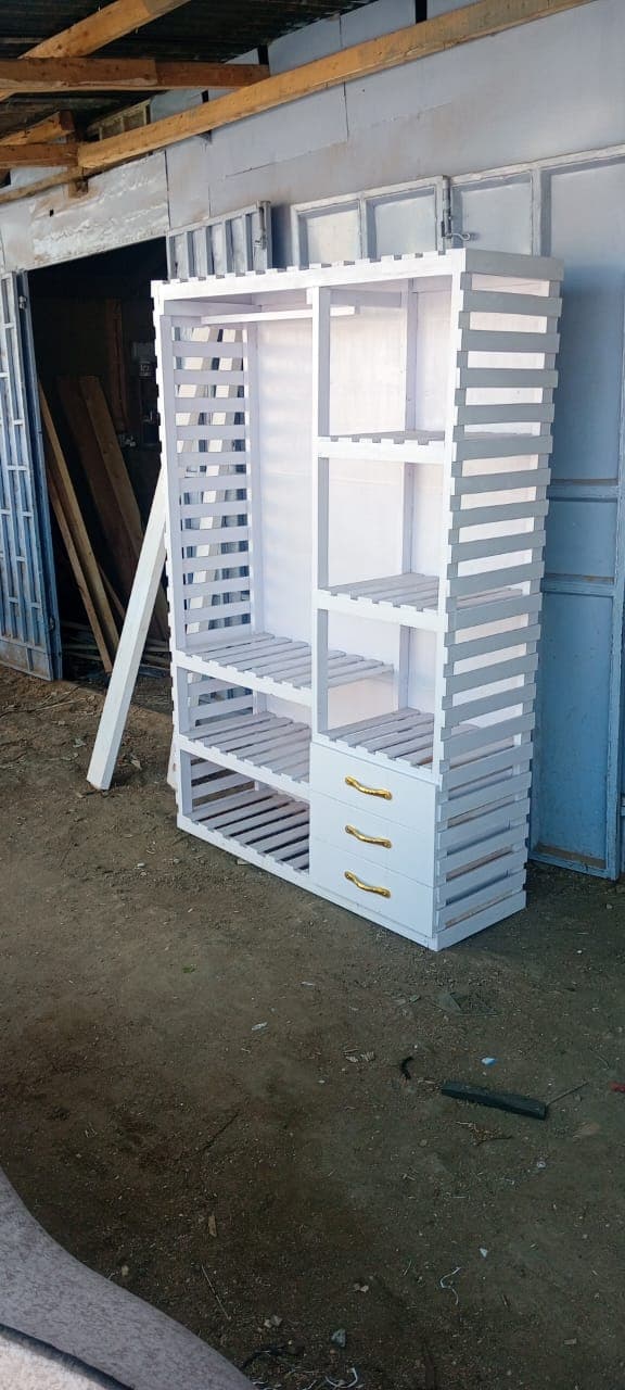 Pallet wardrobe